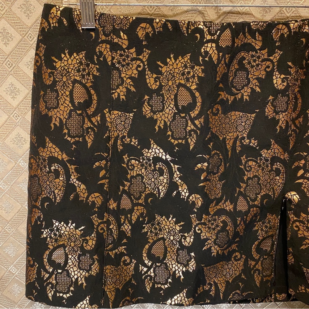 BEBE Marielle Mini Skirt 10 Black Metallic Gold Jaquard Brocade Zipper Slit